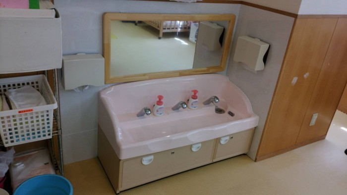 伊丹市乳児院様 手洗い台設置工事1