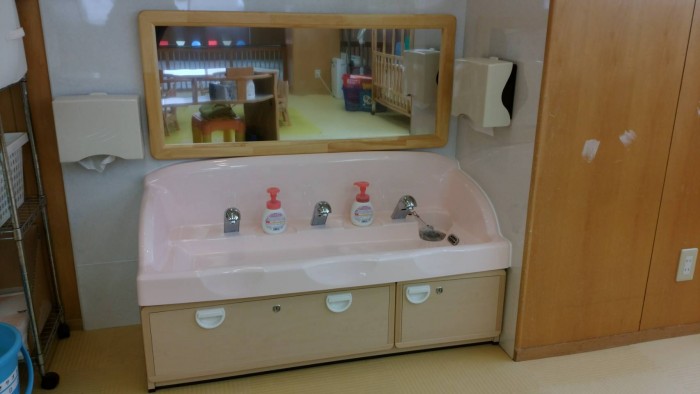 伊丹市乳児院様 手洗い台設置工事2